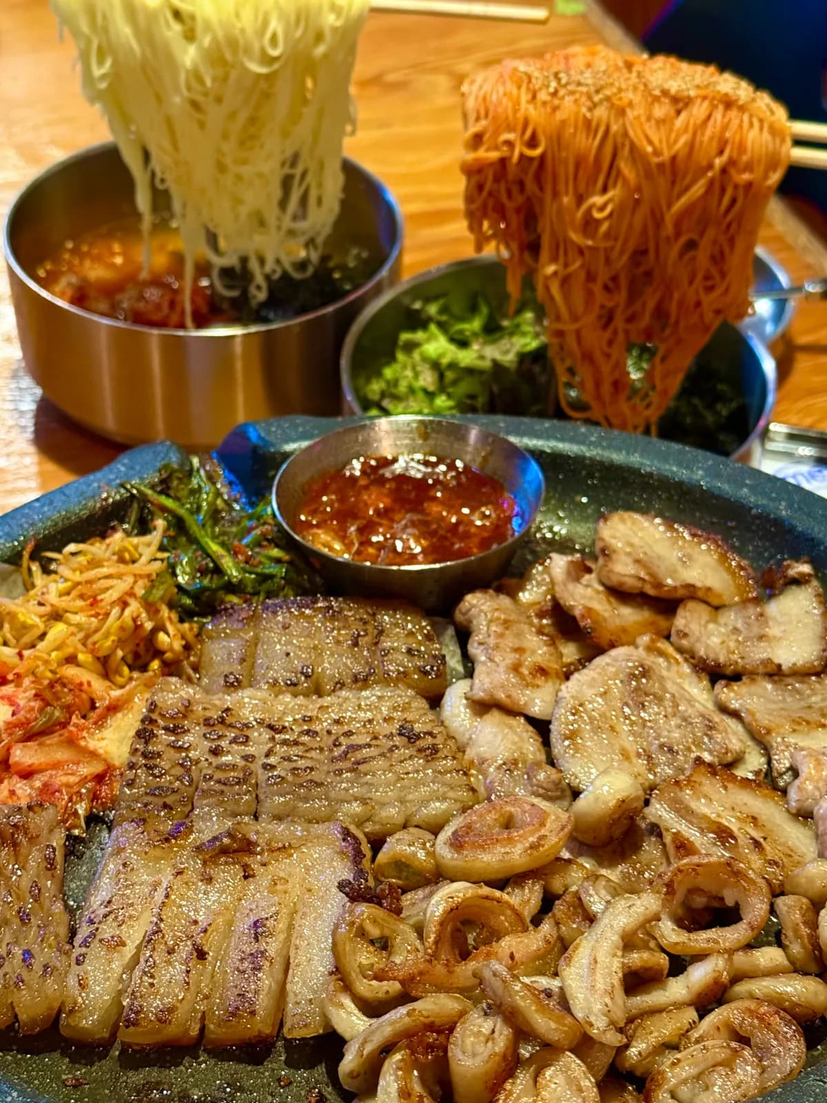 윾진이네 불판에 구운 삼겹살과 흑돼지 막창 한 상